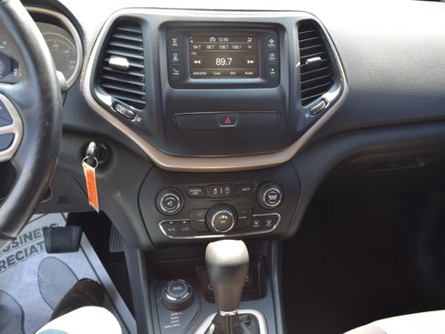 Used 2018 Jeep Cherokee Latitude w/ Altitude Package AWD/4WD image 12
