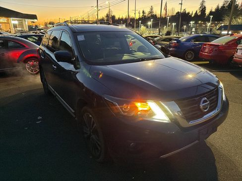 Used 2017 Nissan Pathfinder Platinum image 4