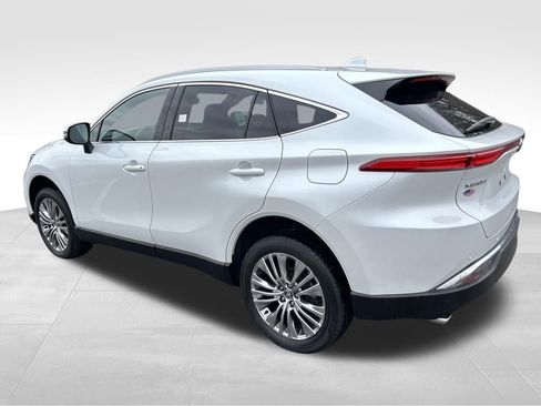 Used 2023 Toyota Venza XLE image 3