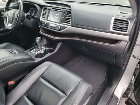 Used 2019 Toyota Highlander XLE image 19