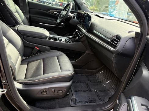 Used 2025 Chevrolet Traverse High Country FWD image 19