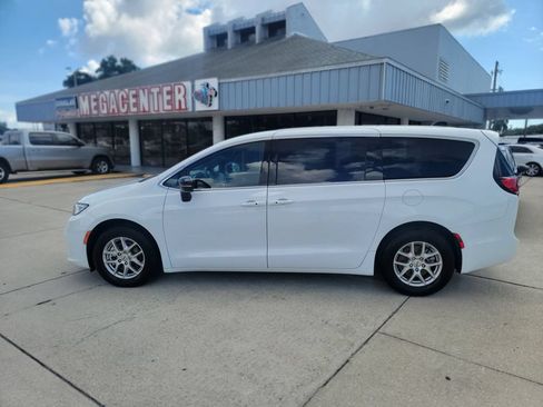 Used 2025 Chrysler Pacifica Select FWD image 2