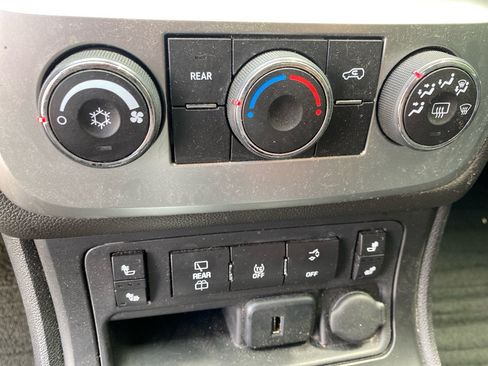 Used 2015 GMC Acadia SLE AWD/4WD image 16