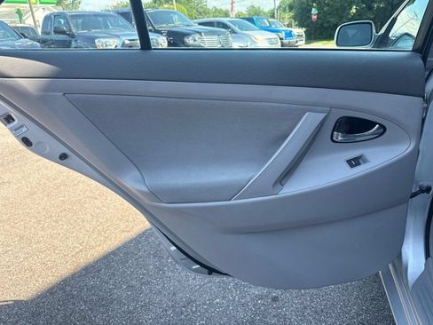 Used 2011 Toyota Camry LE FWD image 13
