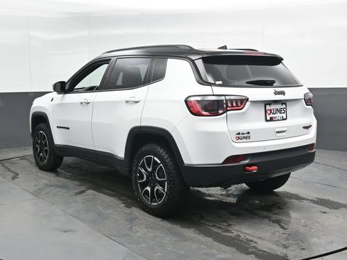 Used 2025 Jeep Compass Trailhawk AWD/4WD image 9