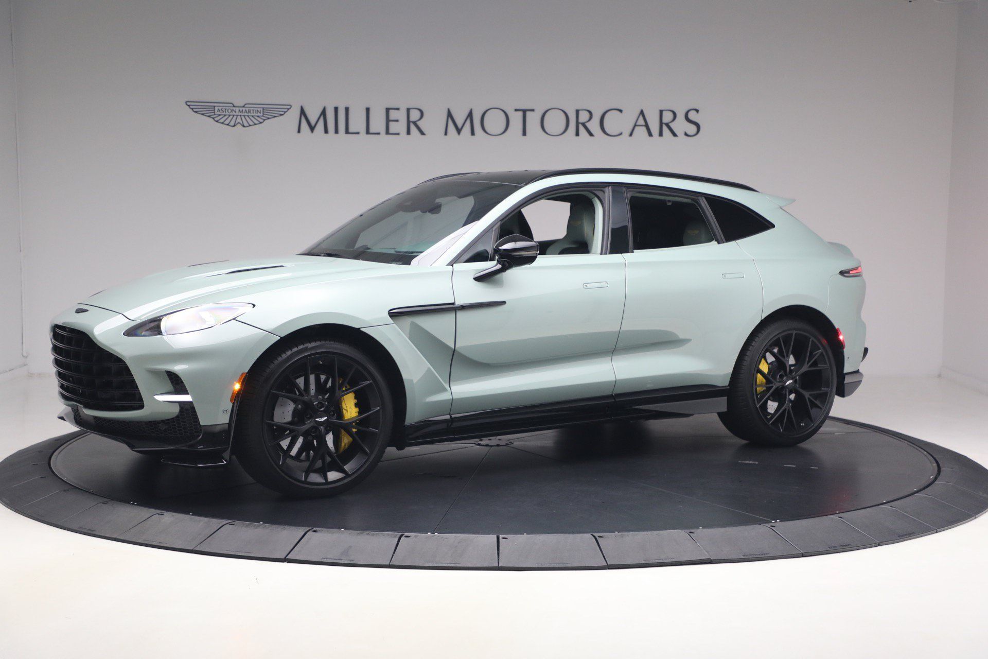 Used 2025 Aston Martin DBX 707 AWD/4WD image 2