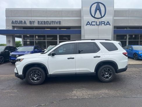 Used 2025 Honda Pilot TrailSport image 4