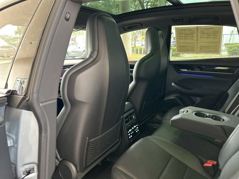 Used 2025 Porsche Macan Electric RWD image 39