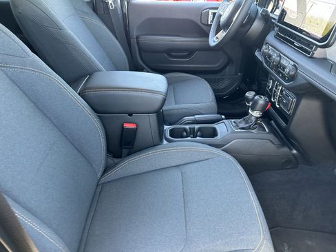 Used 2025 Jeep Wrangler Sahara image 12
