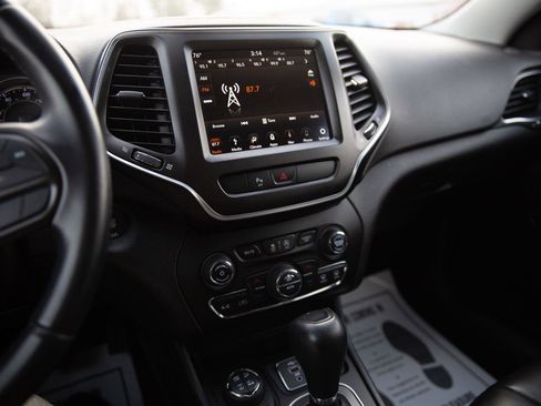 Used 2019 Jeep Cherokee Trailhawk image 14