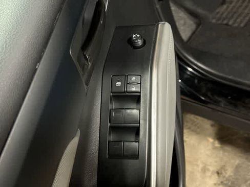 Used 2024 Toyota Highlander LE AWD/4WD image 23