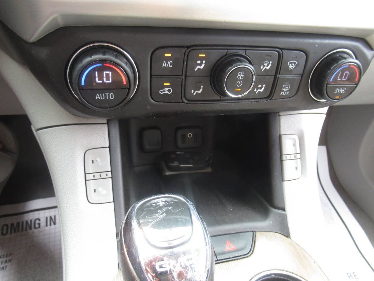 Used 2017 GMC Acadia SLE AWD/4WD image 25