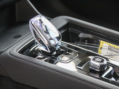 Certified 2025 Volvo XC90 B6 Core w/ Climate Package image 22