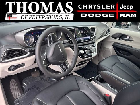 Used 2024 Chrysler Pacifica Touring-L FWD image 11