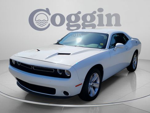 Used 2023 Dodge Challenger SXT RWD image 1