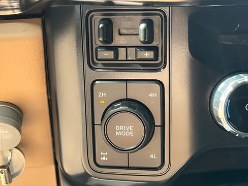 Used 2024 Ford F250 Lariat w/ Lariat Ultimate Package AWD/4WD image 28