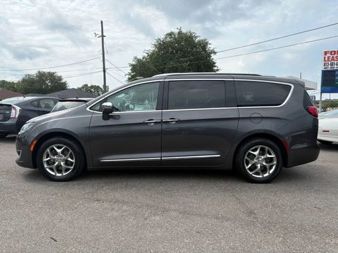 Used 2018 Chrysler Pacifica Limited w/ Advanced Safetytec Group FWD image 4