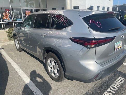 Used 2024 Toyota Highlander LE image 3