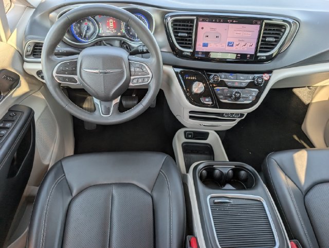Used 2024 Chrysler Pacifica Touring-L FWD image 6