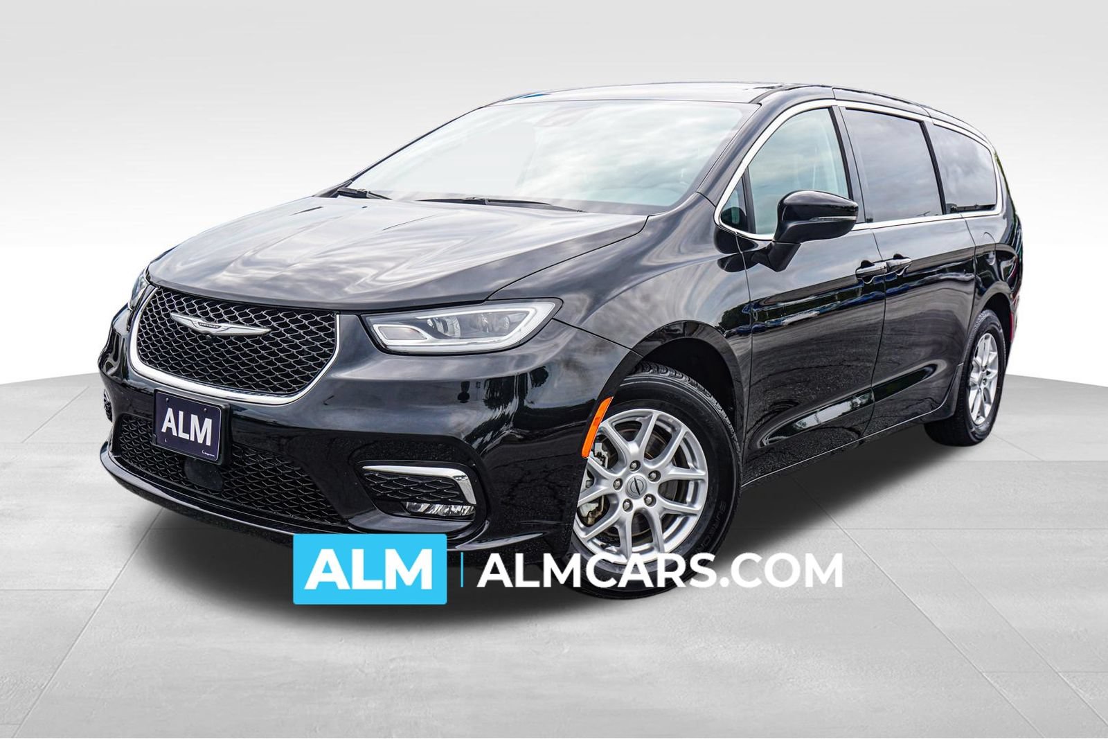 Used 2023 Chrysler Pacifica Touring-L FWD image 1