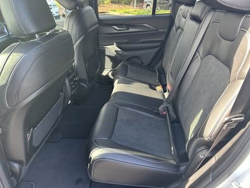 New 2025 Jeep Grand Cherokee Altitude image 19