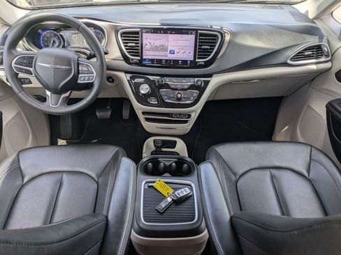 Used 2024 Chrysler Pacifica Touring-L FWD image 13