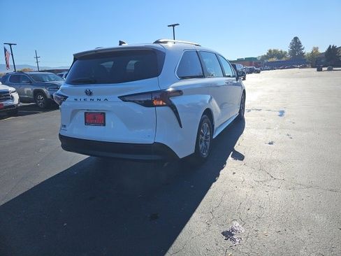 Used 2025 Toyota Sienna LE image 58