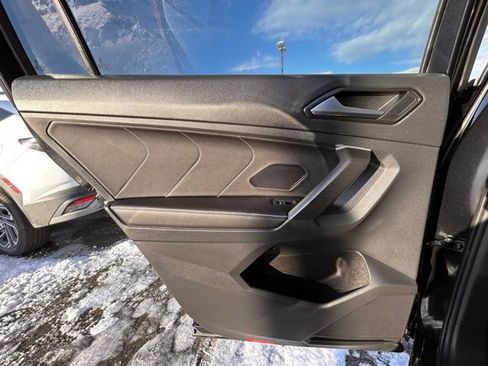 Used 2024 Volkswagen Tiguan SE image 45