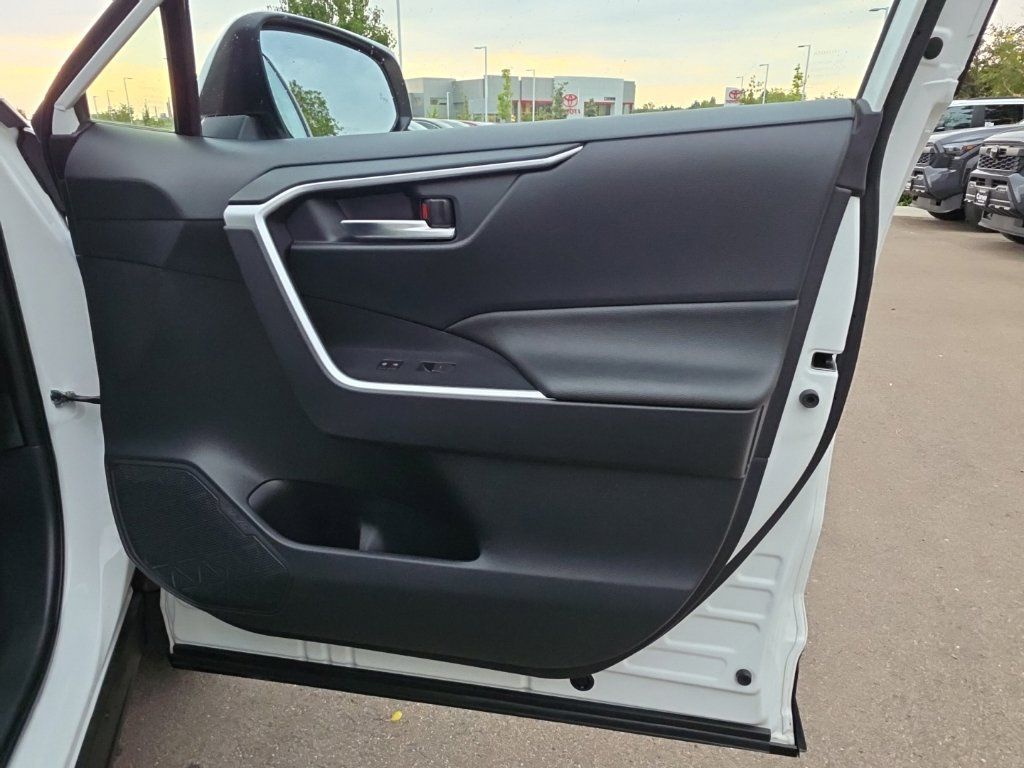 Used 2025 Toyota RAV4 SE AWD/4WD image 11