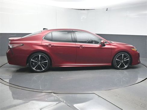 Used 2018 Toyota Camry XSE image 9