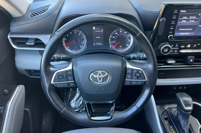Used 2021 Toyota Highlander LE FWD image 16