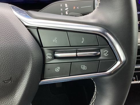 Used 2025 Chevrolet Traverse LT FWD image 6