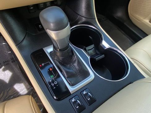 Used 2019 Toyota Highlander SE image 23