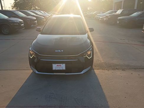 Used 2025 Kia Niro LX image 5