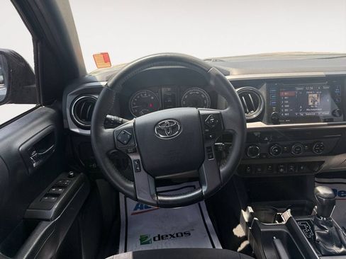 Used 2018 Toyota Tacoma TRD Off-Road w/ Technology Package AWD/4WD image 12