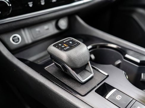 Used 2023 Nissan Rogue S image 26