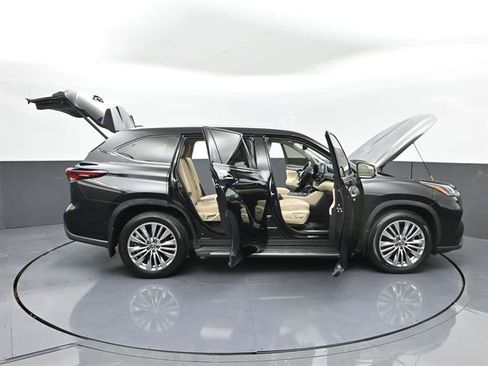 Certified 2024 Toyota Highlander Platinum FWD image 53