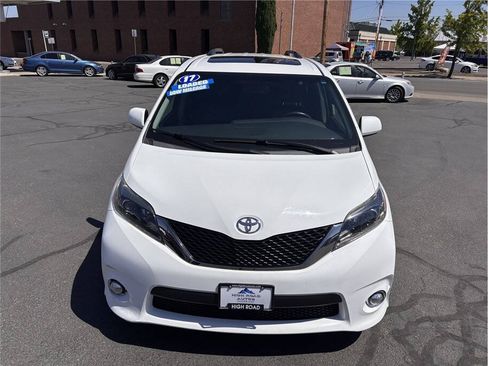 Used 2017 Toyota Sienna SE w/ SE Preferred Package FWD image 8