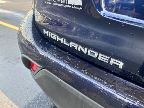 Used 2021 Toyota Highlander XLE AWD/4WD image 7