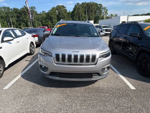 Used 2019 Jeep Cherokee Latitude Plus w/ Comfort/Convenience Group FWD image 2
