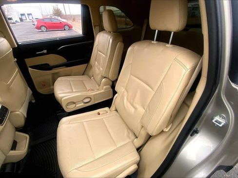 Used 2015 Toyota Highlander Limited image 18
