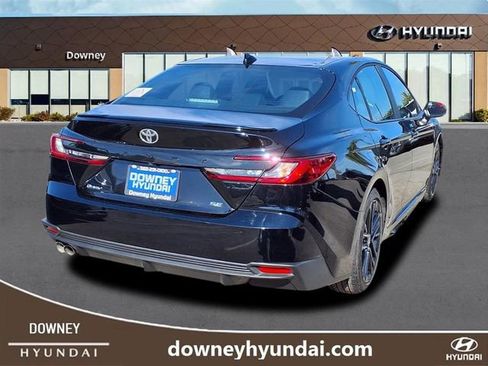 Used 2025 Toyota Camry SE image 3