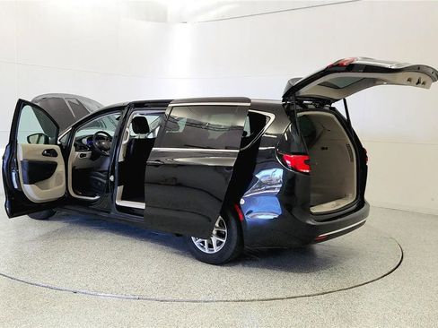 Used 2023 Chrysler Pacifica Touring-L FWD image 11