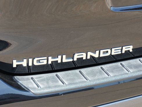 Used 2022 Toyota Highlander Limited FWD image 13