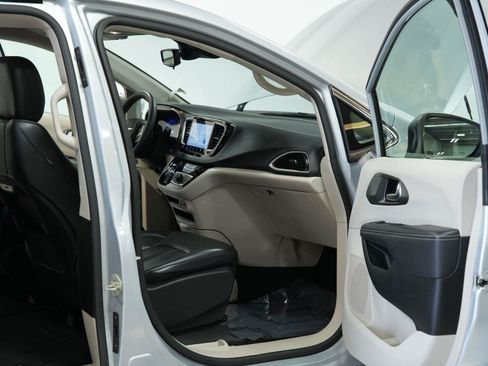 Used 2023 Chrysler Pacifica Touring-L FWD image 11