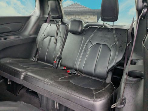 Used 2024 Chrysler Pacifica Limited FWD image 18