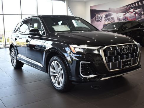 Certified 2025 Audi Q7 3.0T Premium w/ Convenience Package image 4