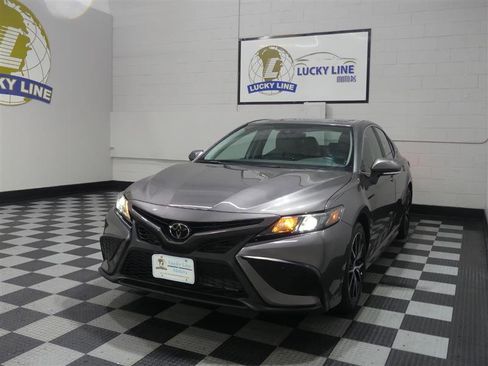 Used 2024 Toyota Camry SE w/ Cold Weather Package FWD image 4