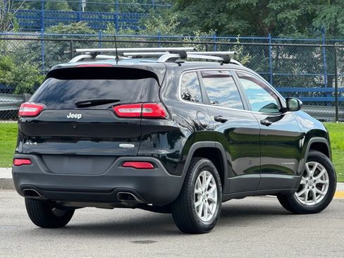 Used 2017 Jeep Cherokee Latitude AWD/4WD image 7