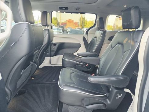 Used 2022 Chrysler Pacifica Limited AWD/4WD image 10